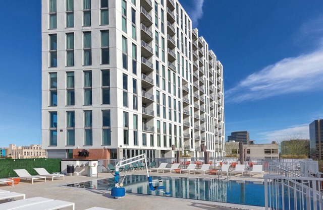 1Bed/1Bath - Gorgeous Downtown Austin Resort!