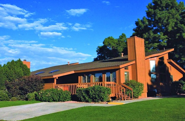 1Bed/1Bath - Gorgeous Flagstaff with Pools, Golf, and More!