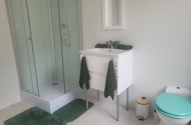 1Bed Apartment Sleeps 2 - Parking, Wifi