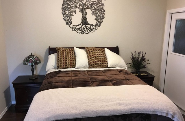 1BR 1BA QUIET COUNTRY COTTAGE - PET FRIENDLY