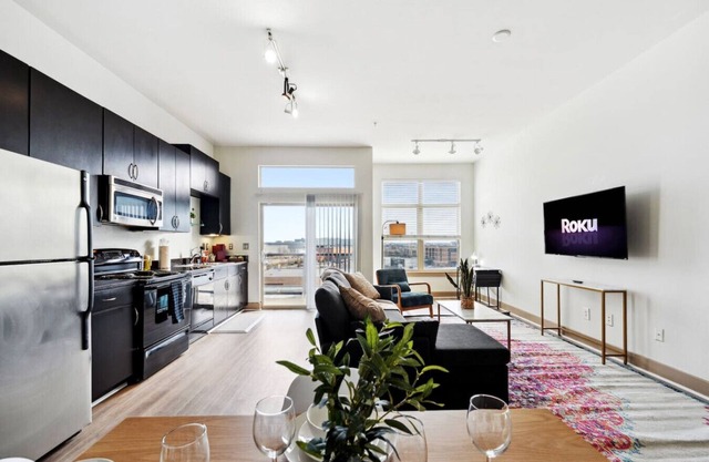 1Br Apt in Deep Ellum with King bed, Pool & Outdoor Space