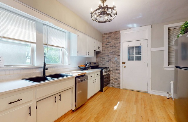 2/1 APT with parking for two in the Frank Lloyd Wright Historic District