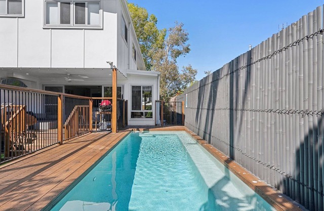 2/8 Pandanus, Beautiful townhouse walking distance to beach