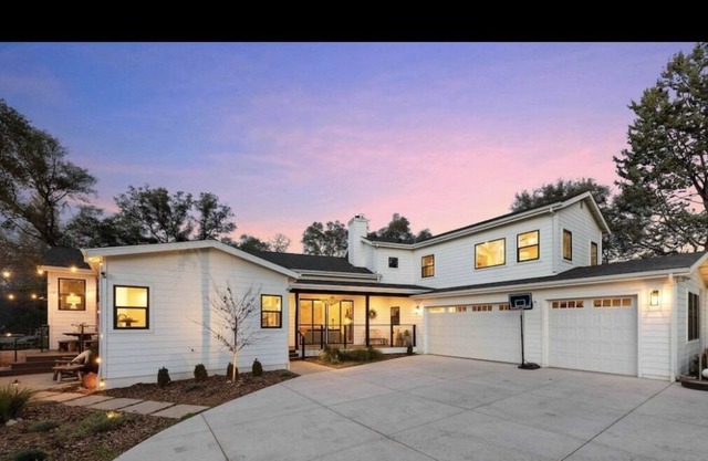 2-acre Modern Boho Creekside Country Retreat (sleeps 14)