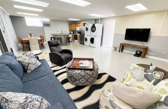 2 Bed, 1 Bath Ranch Style, Ground Floor Unit, Sleeps 6, Newly Renovated!
