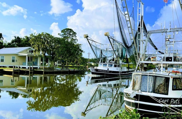 2 BED, 2 BATH LUXURY WATERFRONT W/LAUNCH NEAR COCODRIE/POINTE AUX CHEIN/HOUMA