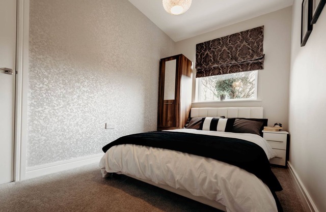 2 bed apartment, Hinckley Centre, parking, wifi, near hospital and train station