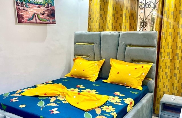 2 Bed Apt Sleeps 5 - Wifi, Parking, Balcony