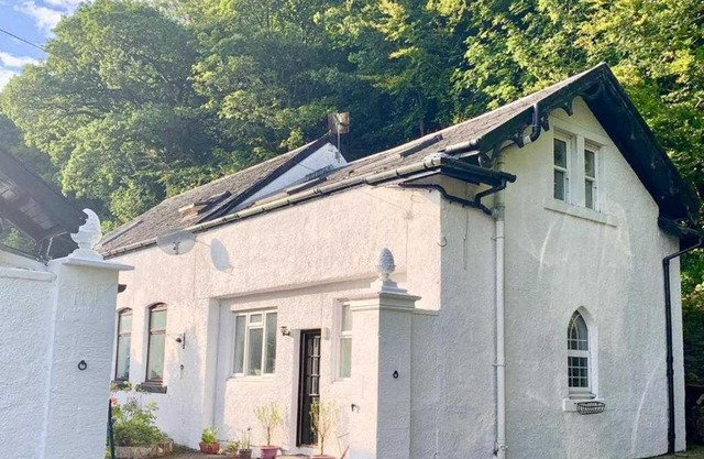 2 Bed Cottage Sleeps 2 - Parking Pet Friendly