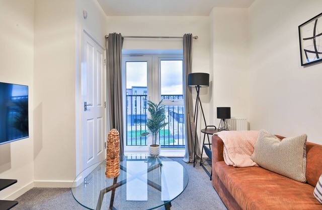2 Bed Flat with Parking Near Waterfront