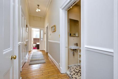 2 bed ground floor apartment with Garden in popular neighbourhood