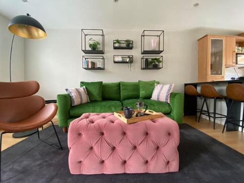 2 Bed House in Hampton - Free parking