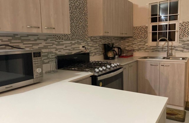 2-bed - Sleeps 4 - 15 min Walk to Beach