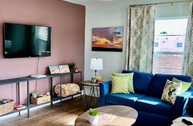 2 bed with W/D, pets ok, 5 min to Farmers Market