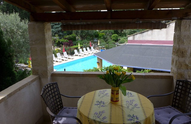 2 bedroom/2 bathroom Apartment with AC with pool and garden views