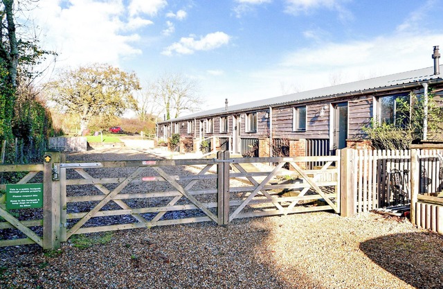 2 bedroom accommodation in Wellow, near Yarmouth