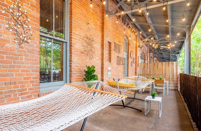 2 Bedroom Apartment with Large Patio, Hammocks
