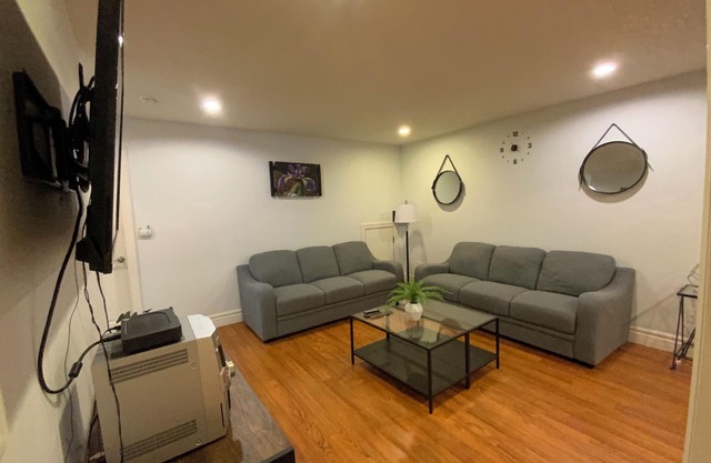 2 Bedroom Basement Suite for Max 4 Adults/kid