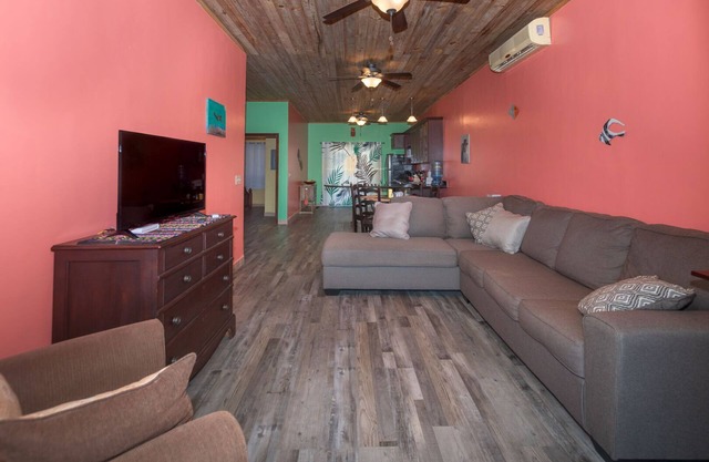2-bedroom condo in West End at Sunset Villas with WiFi, AC and Ocean View