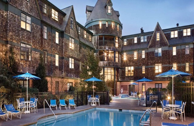 2 Bedroom Deluxe Condo, Sleeps 6, Kitchen, Downtown Newport, Long Wharf Resort!