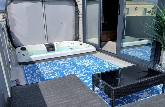 2-bedroom, Fantasy Island, HOT TUB, WiFi, dog friendly in Ingoldmells Sleeps 4