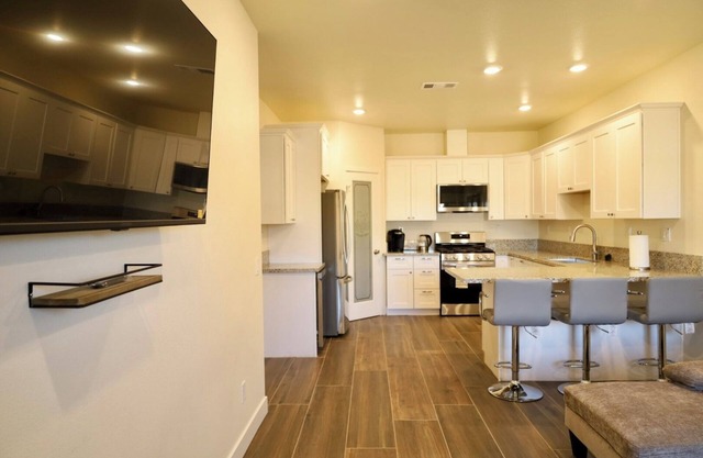 2-bedroom guesthouse in Riverside. Centrally located near CBU,Parkview and 91fwy