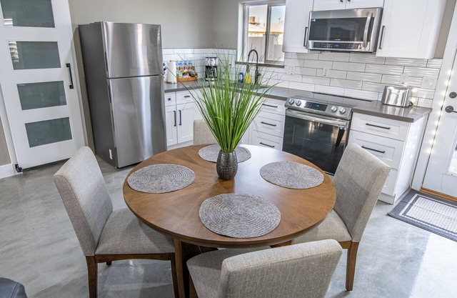 2-bedroom Home-casita , private backyard with grill, putting green,cornhole