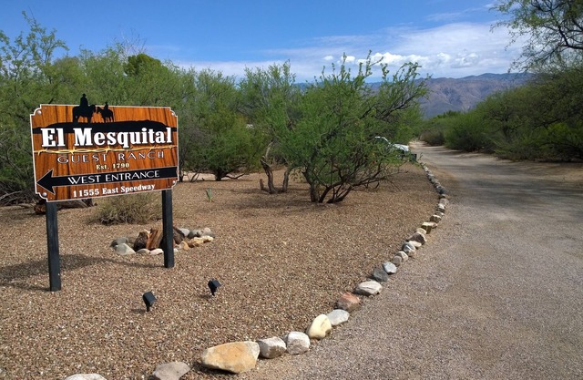 2 Bedroom Home on 10.5 Acre Guest Ranch with Full Kitchen!
