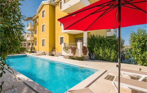 2 Bedroom Lovely Apartment In Salatici