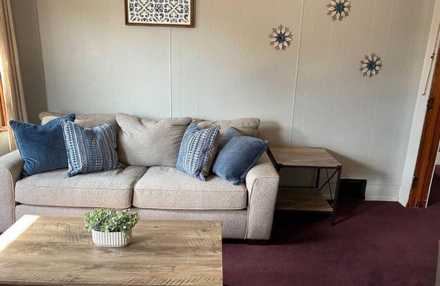 2-Bedroom Quincy Apt. with private parking & Wifi