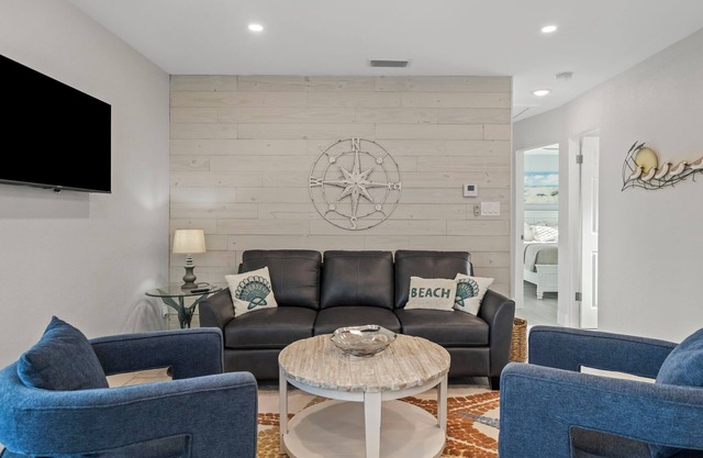 2 bedroom, walk to beach-bikes-kayaks-grill-picnic-hot outdoor shower-beach gear