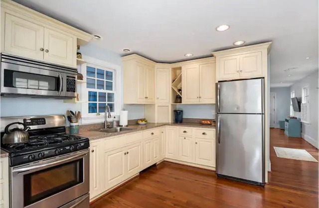 2 Beds, 2.5 Baths, Perfect Downtown Location