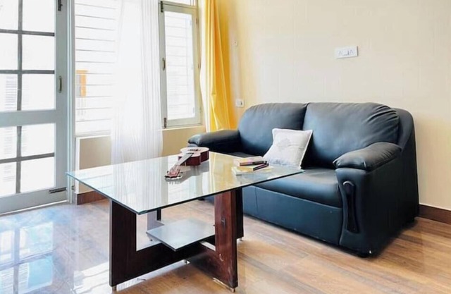2 BHK w Dining/couch & Pvt Parking