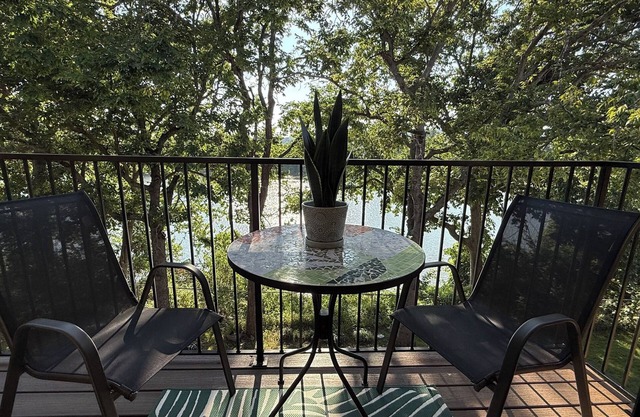 2-BR Condo in Nashville w/Riverview! Newly Remodeled. 15 Minutes to Downtown!