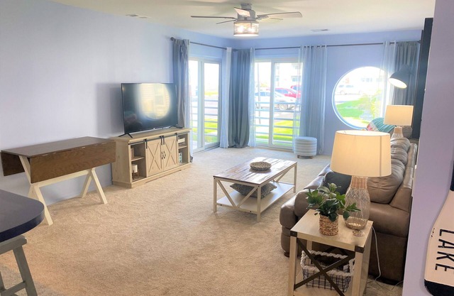 2 BR Condo - Pool & Hot Tub - Walk to the Jet! - Lake Life