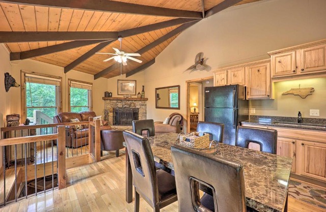 2 Decks, Mountain View Beech Mountain Cabin!