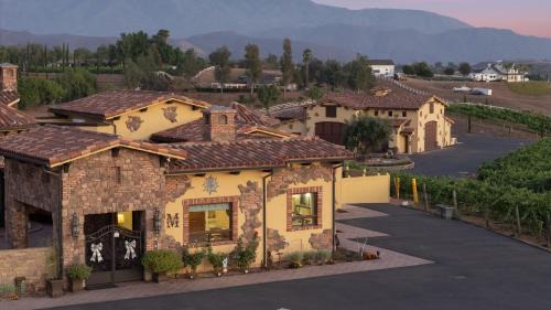 2 Homes in Bella Vista Rd by AvantStay Sleeps 8 Vineyard Views Patios Fireplace in Temecula Wine Trail