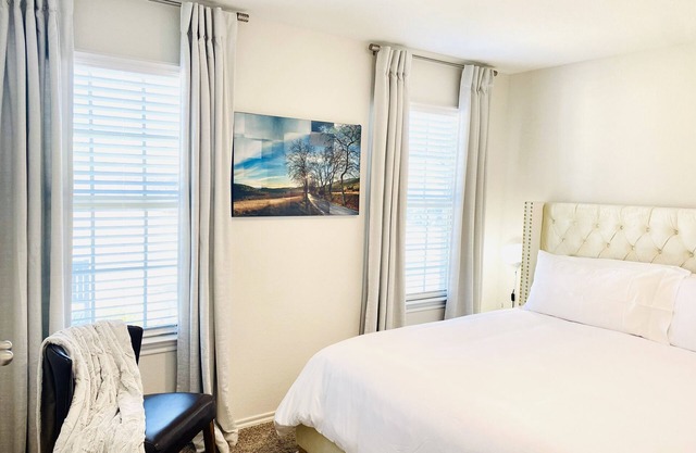 2 king beds✅Sleeps 9✅Huge yard✅Has crib