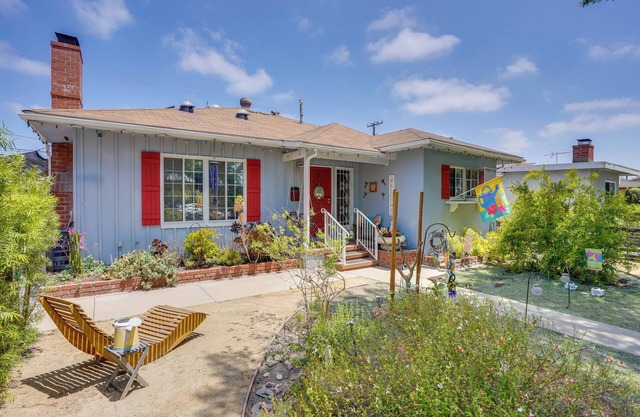 2 Mi to Cal State Long Beach: Bungalow w/Hot Tub!