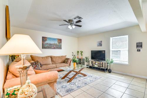 2 Mi to Chinatown Pet-Friendly Houston Home