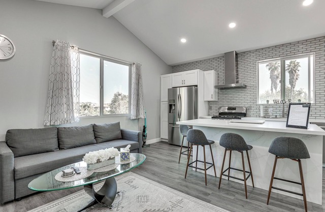 2 Mi to Downtown Escondido: Apt w/Balconies