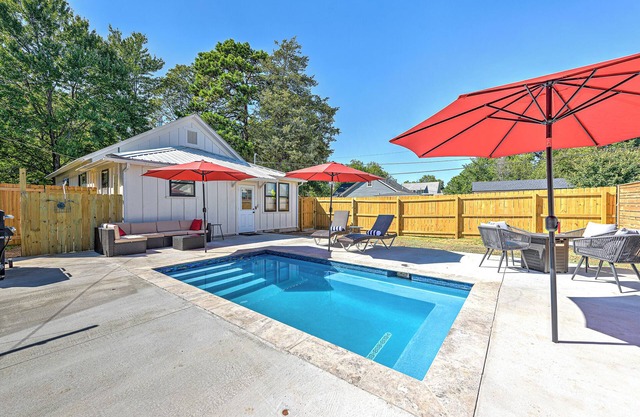 .2 mi to Downtown Rogers, Heated pool on Bike Trail, King Bed, Fire table