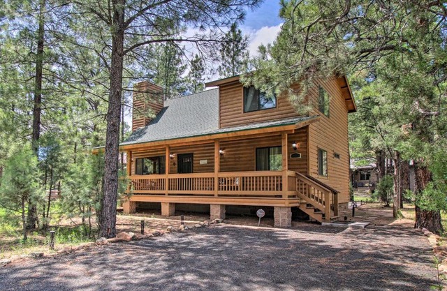 2 Mi to Fool Hollow Lake Wooded Cabin with Fire Pit