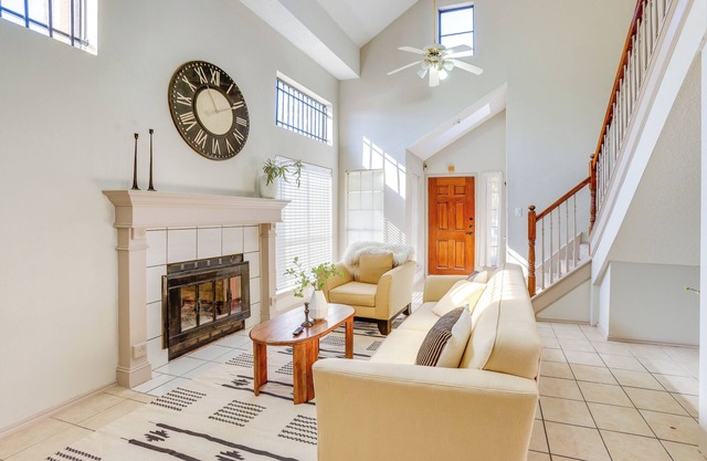 2 Mi to Houston Funplex: Home w/Private Yard!