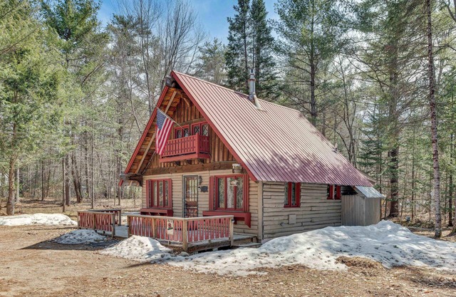 2 Mi to Ossipee Lake: Forest-View Sanctuary!