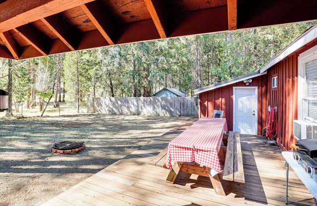 < 2 Mi to Trinity Lake: NorCal Getaway w/BBQ