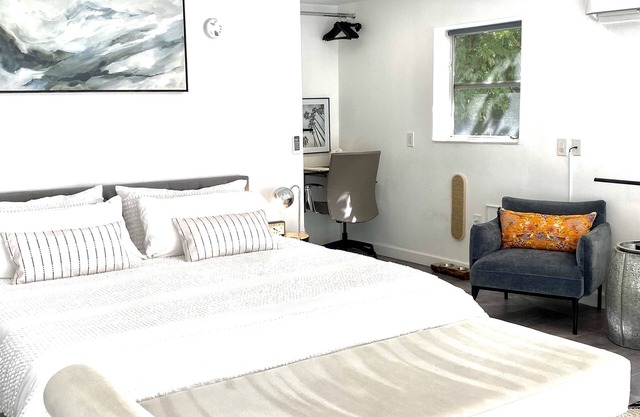 2 Miles To The Beach! Bright & Spacious King Studio on 1/2 Acre