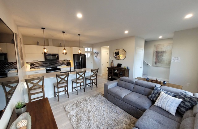 2-Min Lake Stroll: Chic 2-Bed Downtown Gem!rnrn