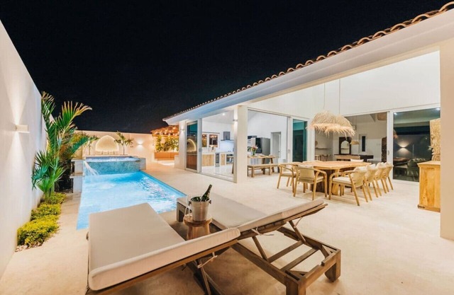 2 Min to Palm Beach, Billiard, Hot Tub, 8 sleeps