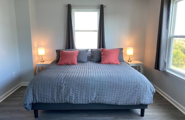 2 min walk to the beach - King-sized beds - Sound view - Paddle boards - Pool